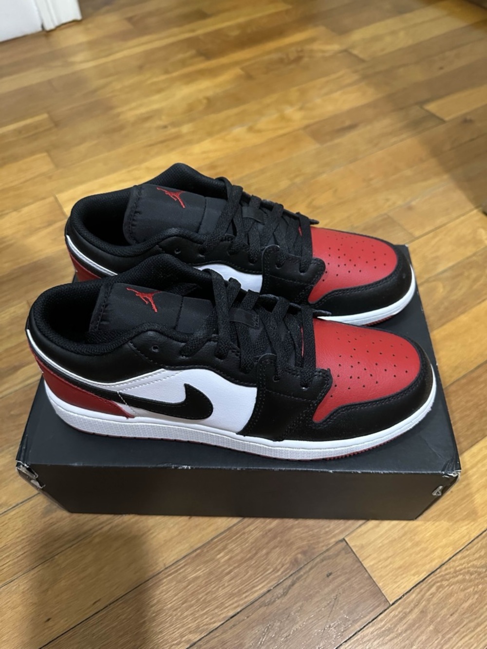 *Slightly Used* Jordan 1 Low Big Kid Black Red (553558-161) Size 7Y